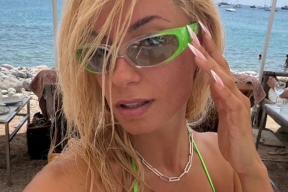 SARA JO SE SKINULA NA IBICI! Pevačica u mini bikiniju mami uzdahe na plaži, a od dečka Alekseja Bjelogrlića NI TRAGA NI GLASA (FOTO)