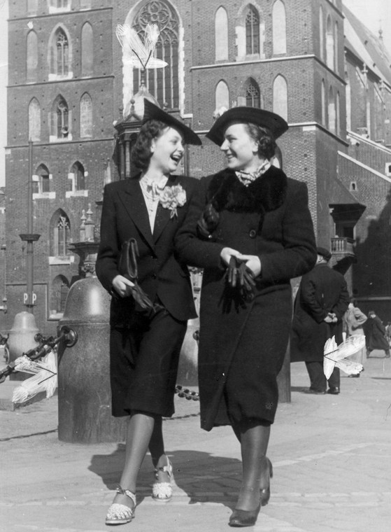 Dwie kobiety na spacerze przed Kościołem Mariackim w sesji niemieckiego fotografa z 1940 roku