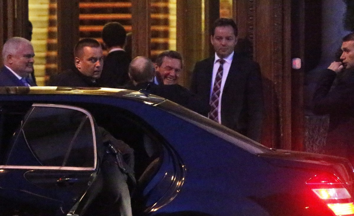 Gerhard Schroeder i Władimir Putin w Petersburgu