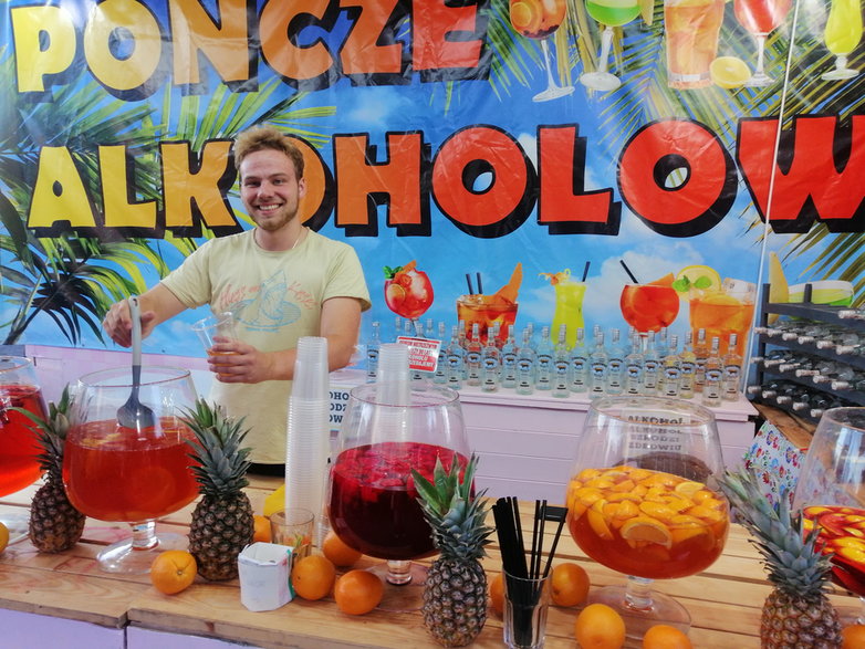 Marcin, student z Poznania, przyrządza dla turystów owocowe drinki