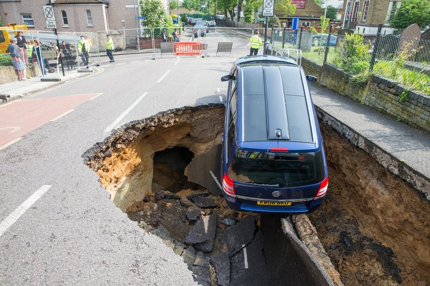 Zaparkował auto przed kościołem. Wpadło do wielkiej dziury