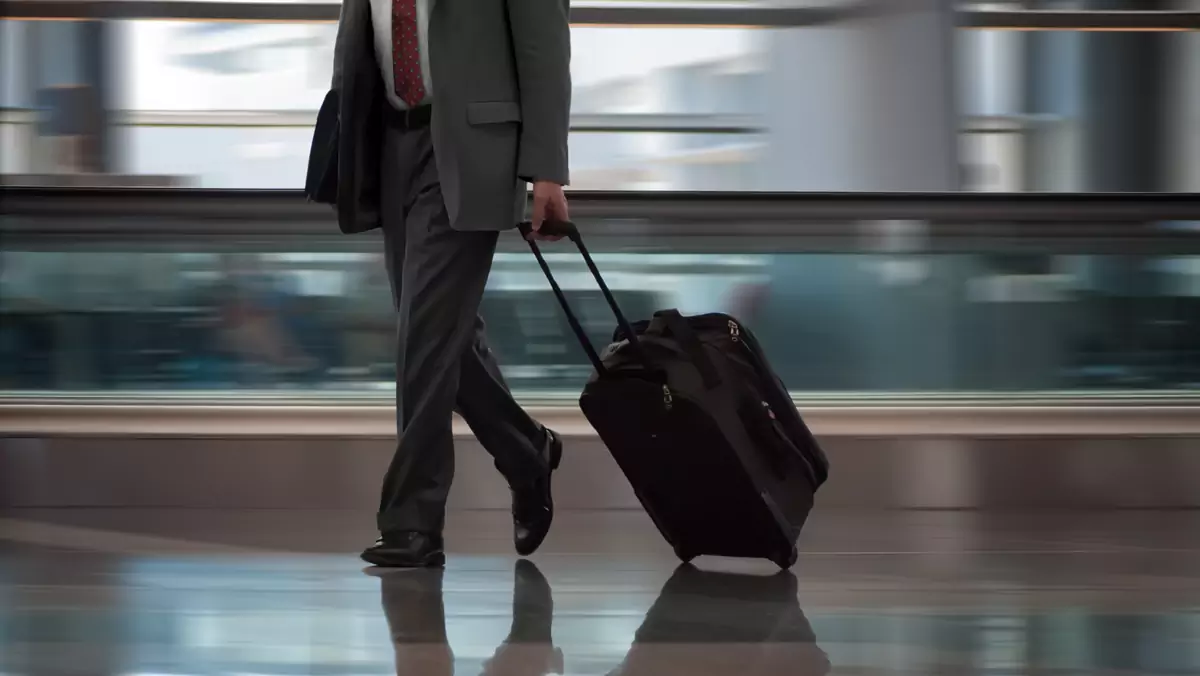 Koniec z etykietami dla bagażu lotniczego? Lufthansa wraz z firmą Rimowa wprowadzają inteligentne etykiety