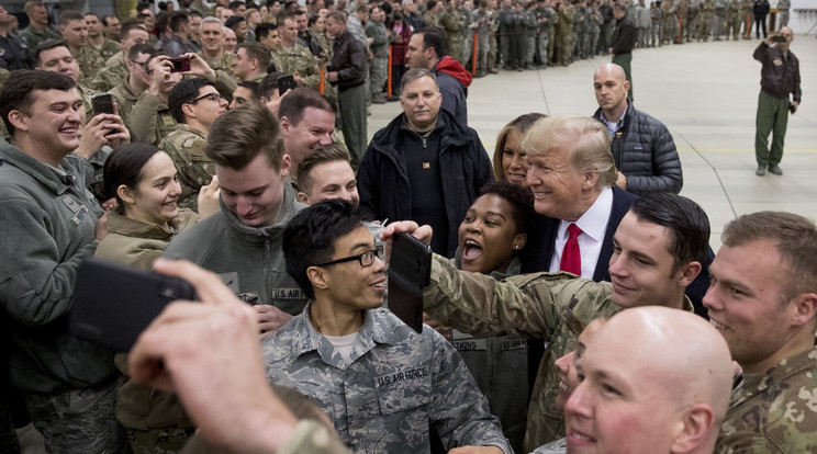 Trump Irakból visszafelé megszakította útját a németországi  
Ramstein támaszponton, ahol a 
katonák kitörő örömmel fogadták / Fotó: MTI-AP