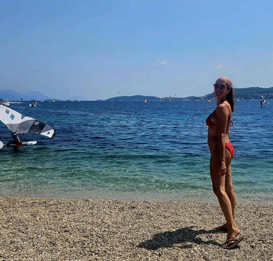 Adriana Čortan na plaži