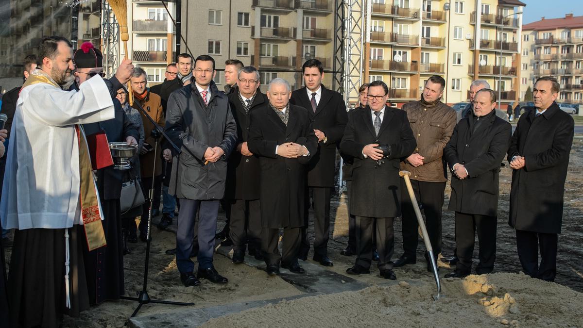 Prezes PiS Jarosław Kaczyński i ówczesny wicepremier, minister finansów Mateusz Morawiecki podczas konferencji prasowej nt. rządowego programu Mieszkanie Plus, 2016 r. 