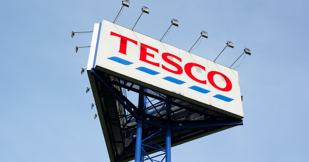 Od lat Tesco nie ma w Polsce, ale zarabia tu zaskakujące pieniądze