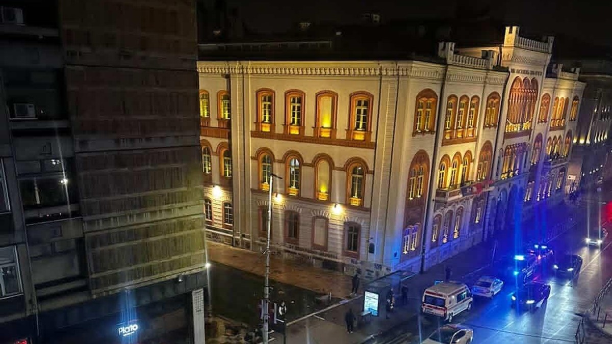 TELO DEVOJKE (25) NAĐENO NA PLATOU ISPRED FILOZOFSKOG FAKULTETA U BEOGRADU Oglasio se MUP: 