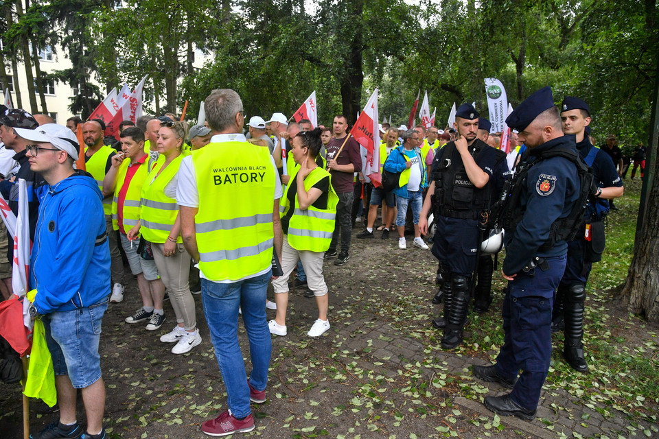 Funkcjonariusze policji oraz uczestnicy protestu przed siedzibą Ministerstwa Klimatu i Środowiska w Warszawie