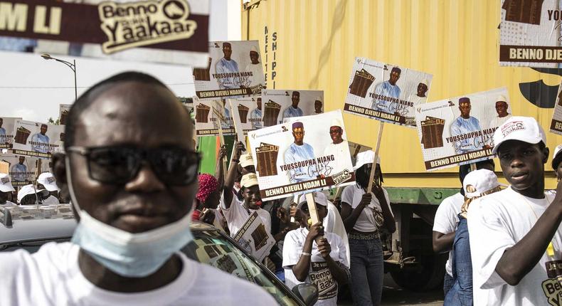 Des partisans du président sénégalais Macky Sall et de sa coalition Benno Bokk Yakaar, le 29 juillet à Dakar (JOHN WESSELS / AFP)