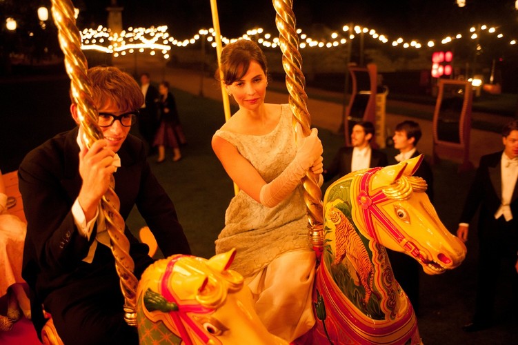 Felicity Jones i Eddie Redmayne w filmie 'Teoria wszystkiego'