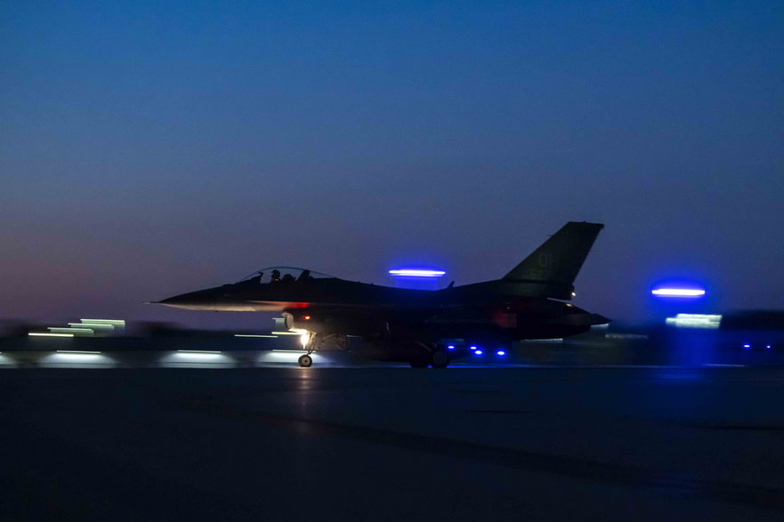 F-16 podczas nocnego startu w Swanton w stanie Ohio, 22 sierpnia 2022 r.