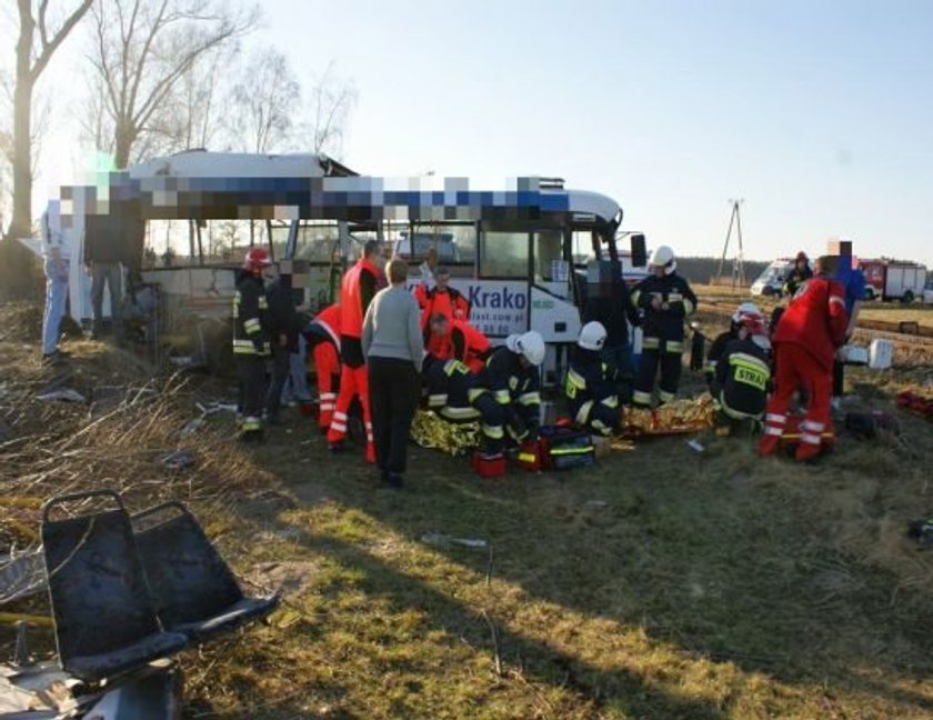 Wjechał autobusem pod pociąg. Został skazany!