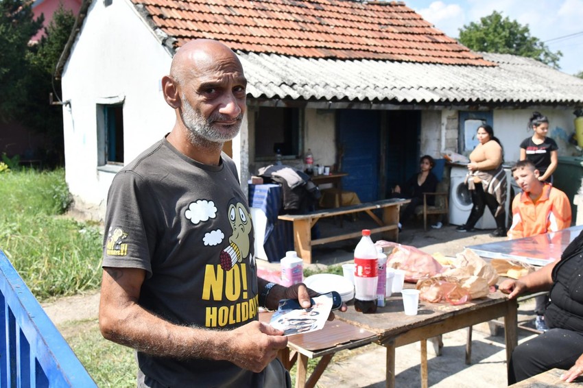 Otac poginule Slađane sa slikom svoje ćerke u rukama...