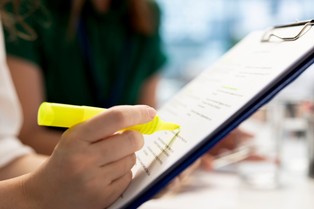 Nowe przepisy nie nakazują wprost umieszczać widełek płacowych w ogłoszeniach o pracę