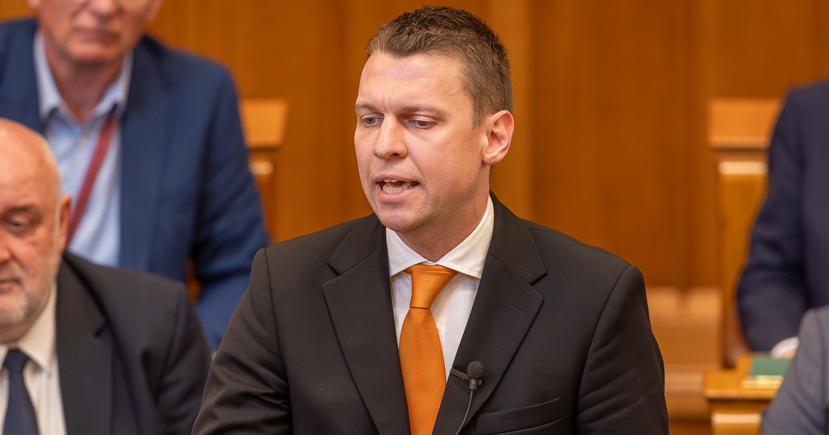 „Kicsi, a találkozásunk óta nálad egyre jobban csúszik a kuplung…” – Menczer Tamás megint istentelenül beleállt Magyar Péterbe