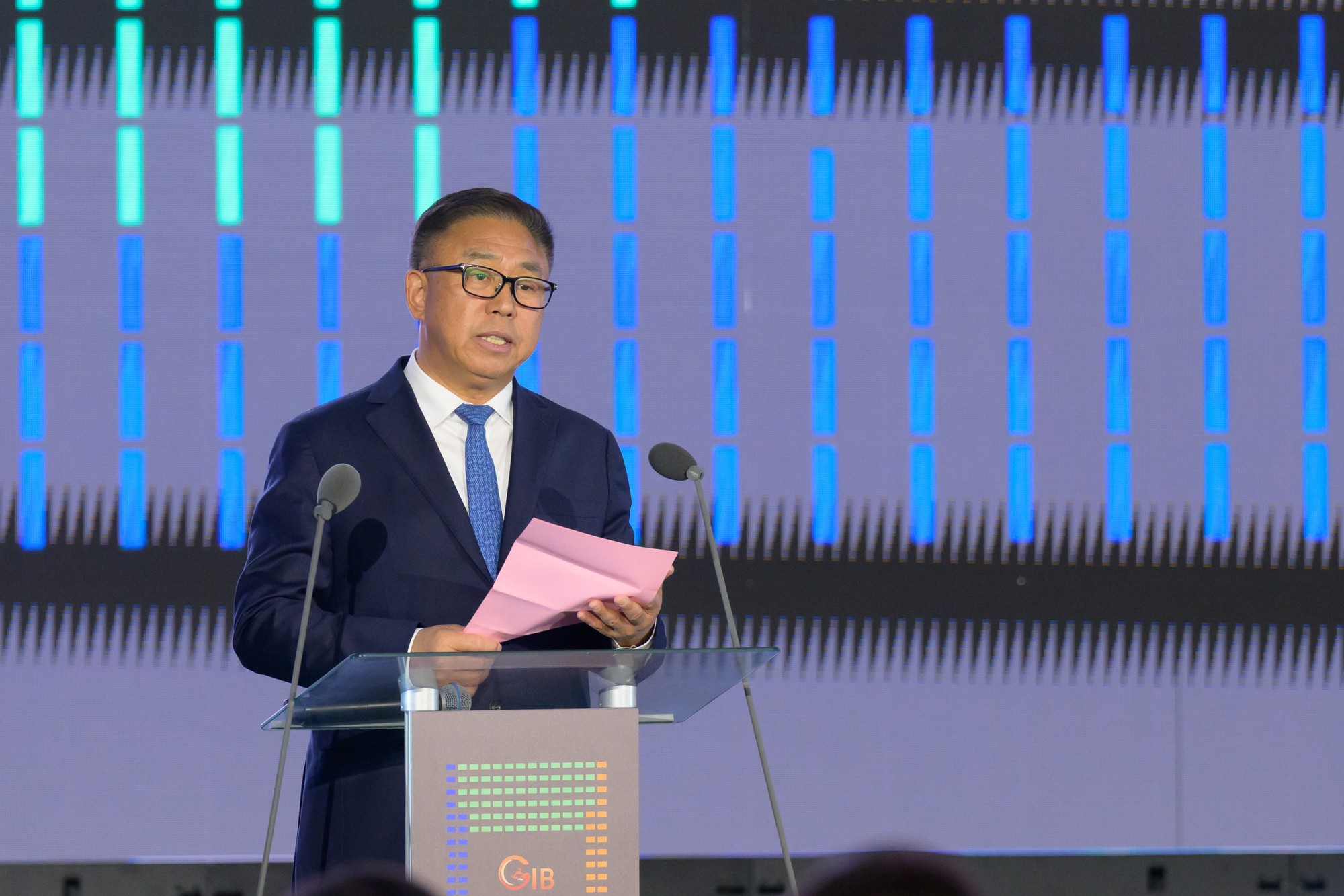 Predseda predstavenstva Gotion Hi-Tech Li Čen počas slávnostného spustenia výstavby závodu na výrobu batériových článkov v Šuranoch.