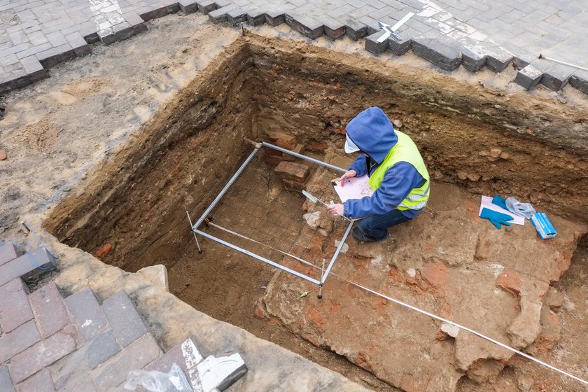 Badania przedłużone. Archeolodzy zostają na Placu Kolegiackim do grudnia