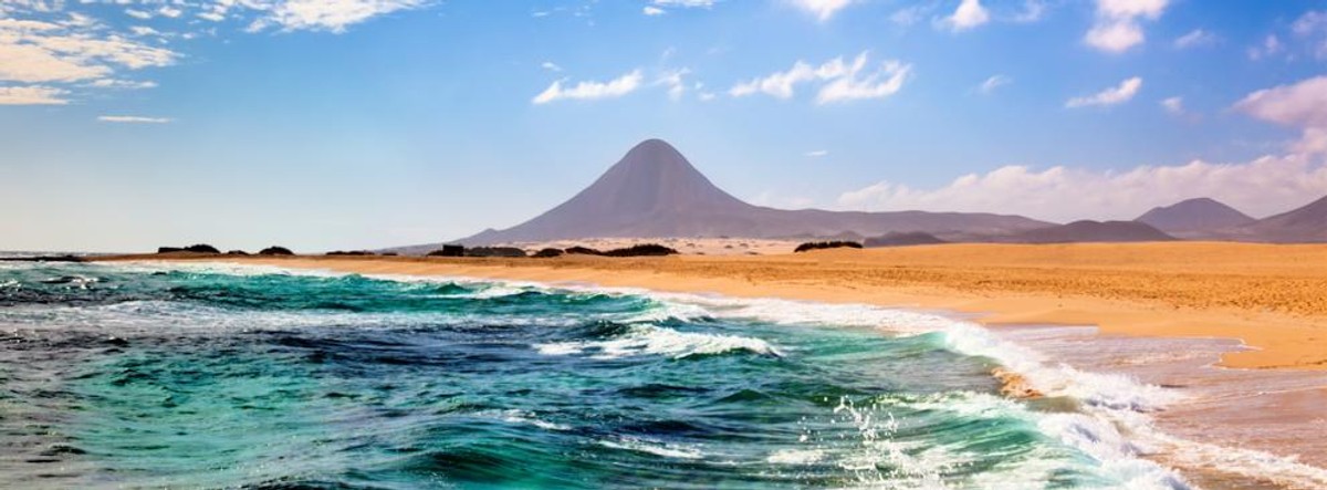 Fuerteventura. Średnia cena rezerwacji za jedną osobę wynosi 3 077 złotych.