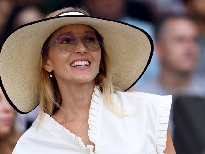 Novak bije bitku na Vimbldonu, a na tribinama Jelena Đoković krade šou u Dior haljini