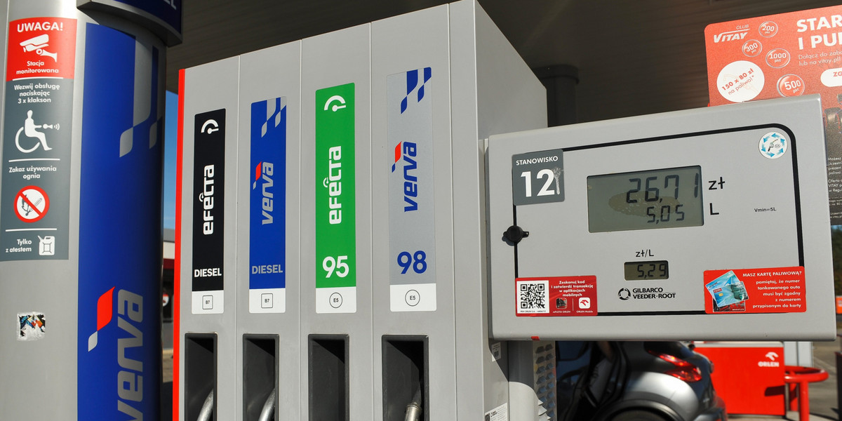 Od przyszłego tygodnia kierowcy będą musieli się liczyć się z powrotem podwyżek na stacjach benzynowych. Mimo ostatnich spadków ceny na stacjach utrzymują się na poziomie wyższym niż przed rokiem.