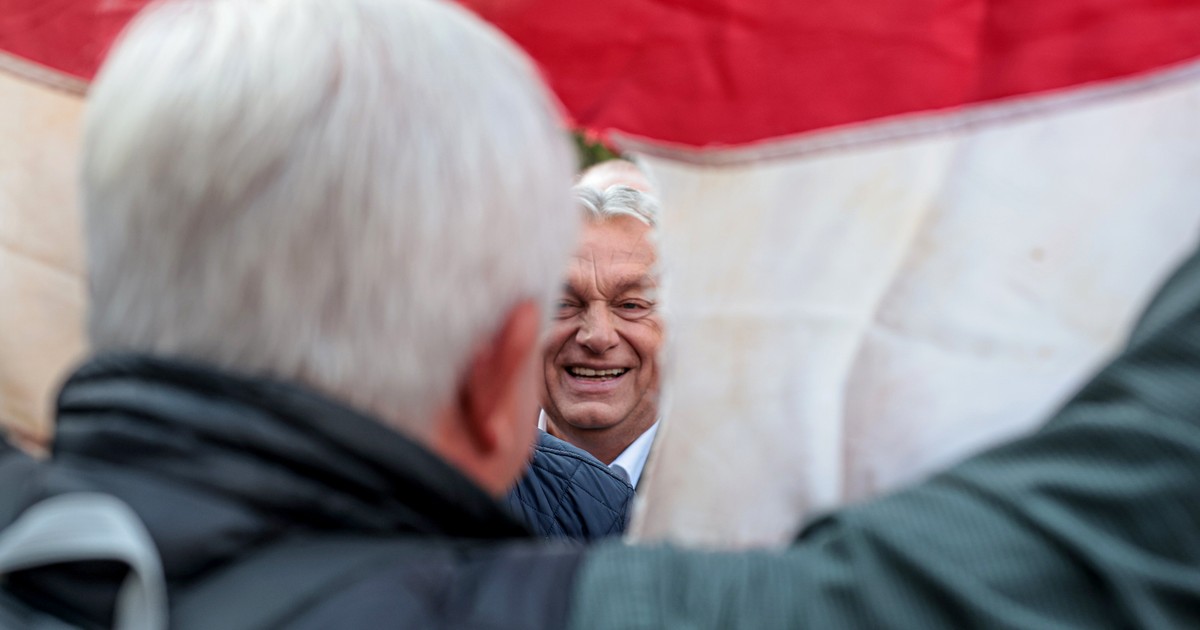 Orbán Viktor a lyukas zászló mögött és egy késes ember - a legjobb fotók a Millenáris Parkból