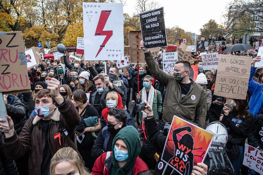 Emocje sięgają zenitu. Masowe protesty po wyroku ws. aborcji kontra apel premiera