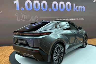Rekord od 26 lat. Tyle pensji kosztuje nowe auto. Toyota sprzedaje ich 459 dziennie