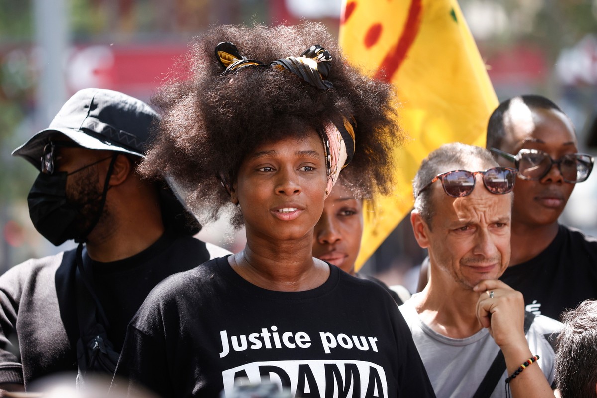 Assa Traore, przyrodnia siostra Adamy Traore na demonstracji w Paryżu