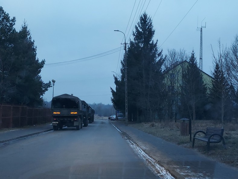 Wojskowe ciężarówki zaparkowane przed placówką Straży Granicznej w Białowieży