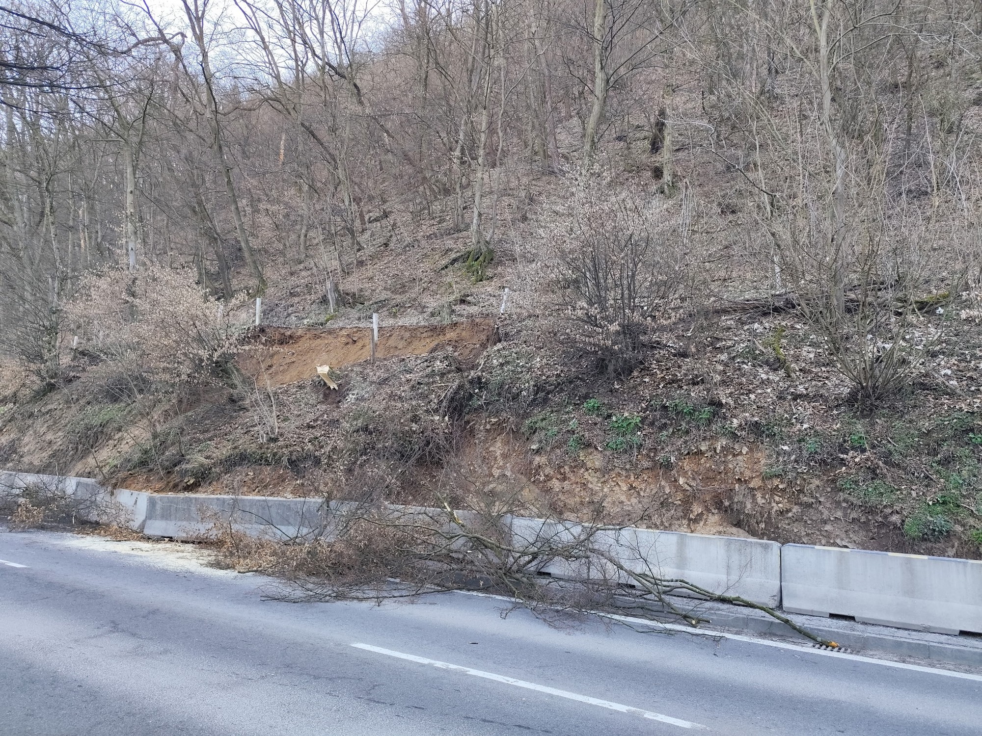 Pre zosuv svahu v Novej Bani na cestu tretej triedy vyhlásili mimoriadnu situáciu. 