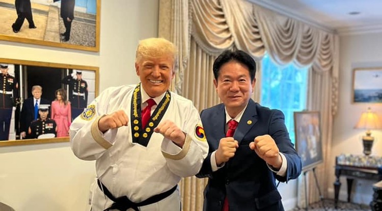 Donald Trump, az USA volt elnöke és Lee Dong-sup, a Taekwondo Világközpont elnöke