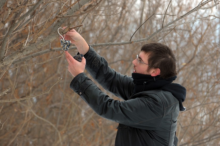 Boris Rakočević postavlja hranilice