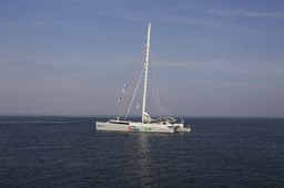 Katamaran Romana Paszkego nabiera wody. Kapitan przerwał samotny rejs