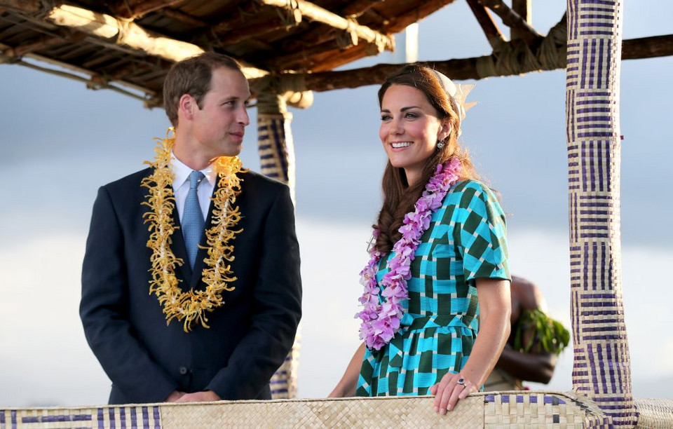 Kate i William uśmiechnięci i w kwiatach na Wyspach Salomona!