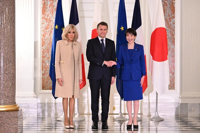 Brižit i Emanuel Makron sa japanskom premijerkom