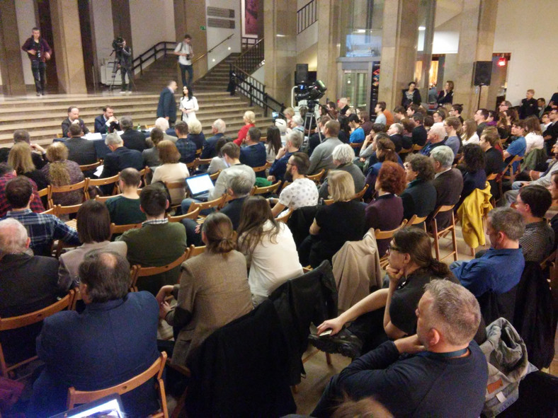 Publiczność podczas spotkania dot. przyszłości byłego hotelu Cracovia