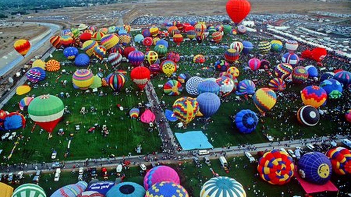 Rzadką okazję obejrzenia 50 balonów oraz sterowców nad Ełkiem i jeziorem Ełckim będą mieli mieszkańcy i turyści od czwartku do niedzieli. W czwartek zaczynają się III Mazurskie Międzynarodowe Zawody Balonowe, pierwsze konkurencje o godz. 18.