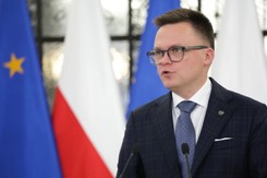 Hołownia coraz popularniejszy. 'Spadnie ze szczytu'