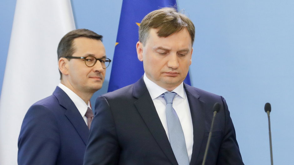 Premier Mateusz Morawiecki i minister sprawiedliwości, prokurator generalny Zbigniew Ziobro podczas konferencji prasowej w Warszawie, maj 2019 r.