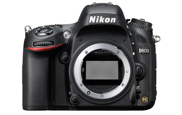 Nikon D600 brudzi matrycę? Bezpłatny serwis nawet po gwarancji