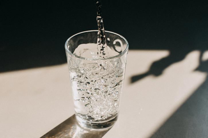 Ein Glas Wasser direkt nach dem Aufstehen zu trinken, kann sich sowohl positiv auf die Gesundheit, als auch auf das Aussehen auswirken.