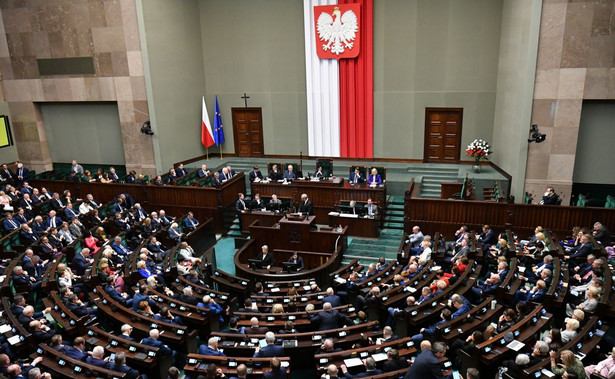 Posłowie na sali obrad Sejmu w Warszawie