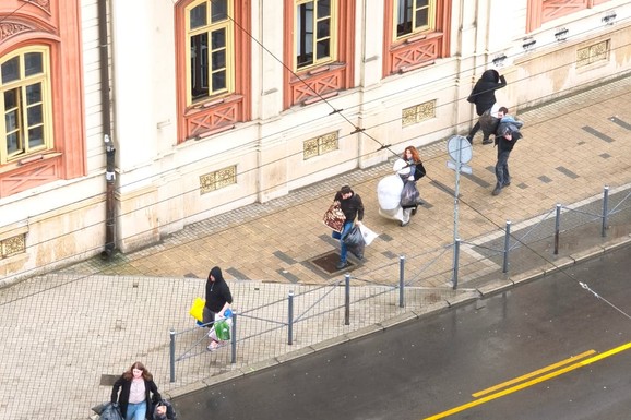 Studenti u blokadi napuštaju zgradu Rektorata univerziteta u Beogradu (FOTO, VIDEO)