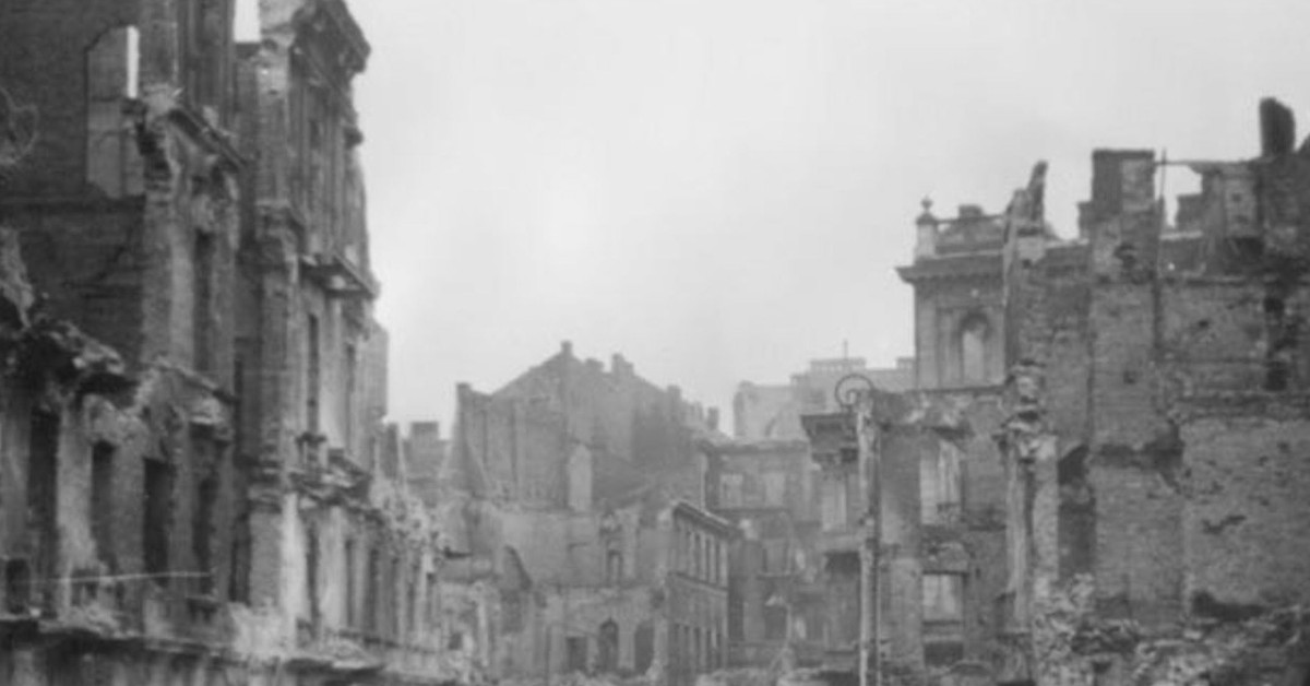 Jan Bułhak, Ruiny gmachu Pasty w Śródmieściu, Warszawa, 1945. Ze ...