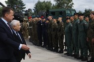 Jarosław Kaczyński i Mariusz Błaszczak w 1. Warszawskiej Brygadzie Pancernej w Wesołej