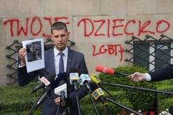 Imiona nieżyjących nastolatków LGBT na gmachu MEN. Piontkowski: Barbarzyńcy niszczą zabytki