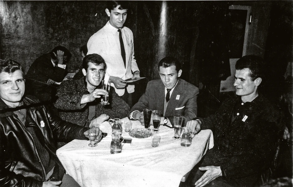 Uroš Banović (drugi zdesna) u jednom trebinjskom retsoranu 1964. godine