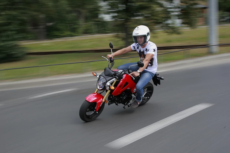 Motocykl z silnikiem 125: można nim jeździć, mając prawko kat. A1 (i większe kategorie motocyklowe) , albo kat. B (minimum od 3 lat)