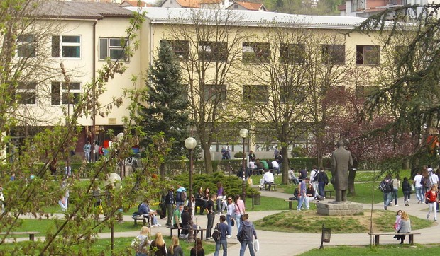 508852_loznica01-sa-manje-djaka-u-novu-skolsku-godinu-srednjoskolski-park-foto-s.pajic