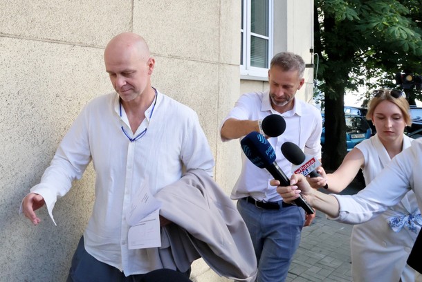 Chirurg Emil Jędrzejewski w drodze do prokuratury